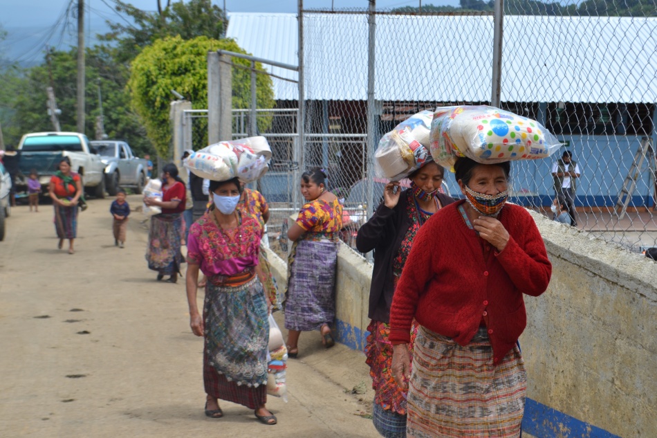 Migrantes entregan víveres a familias necesitadas de Xenacoj y aldeas