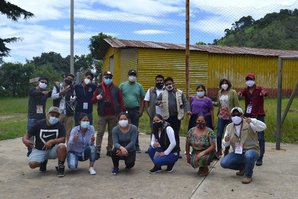 Equipo de voluntarios de Radio Comunitaria Naköj, MI Xenacojgt, Movimiento de Prevención del Covid-19 en Xenacoj quienes hicieron posible la entrega de los víveres.