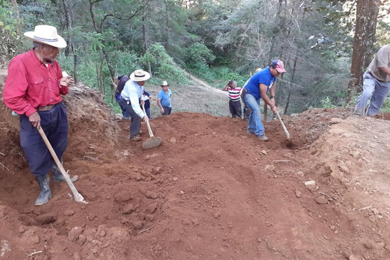 Vecinos amplían camino comunitario.