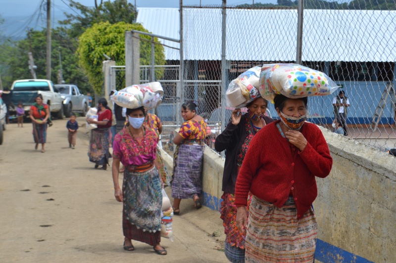 Familias de la Aldea San Antonio cargan con sus víveres donadas por los migrantes xenacoreños en EE.UU.