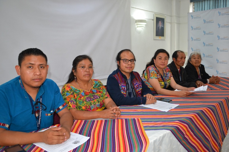 Representantes de Radio Comunitaria Naköj y Radio La Niña en una conferencia de prensa en la PDH.